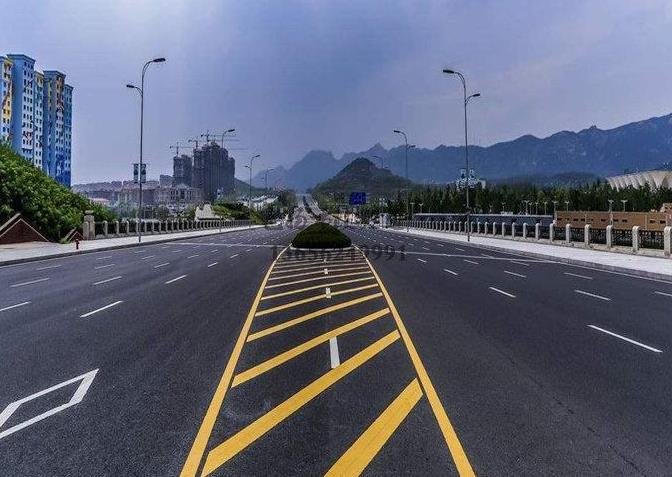 鎮(zhèn)江道路劃線，鎮(zhèn)江道路劃線施工單位？飛揚(yáng)市政專業(yè)可靠！