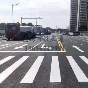 什么原因公路上的道路劃線一般都帶有反光膜？